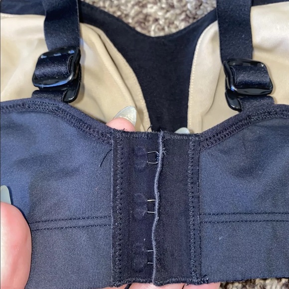 Womens Lululemon Sports Bra Size 34C Black Colored - Picture 4 of 5